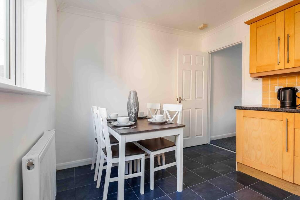 2 Bedroom House-Driveway - Bournemouth Hospital - Long Stay Discounts - Lima Apartments Ltd 外观 照片
