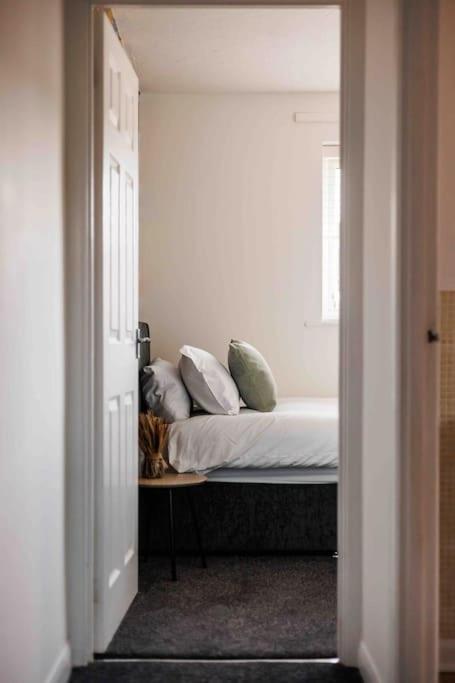 2 Bedroom House-Driveway - Bournemouth Hospital - Long Stay Discounts - Lima Apartments Ltd 外观 照片