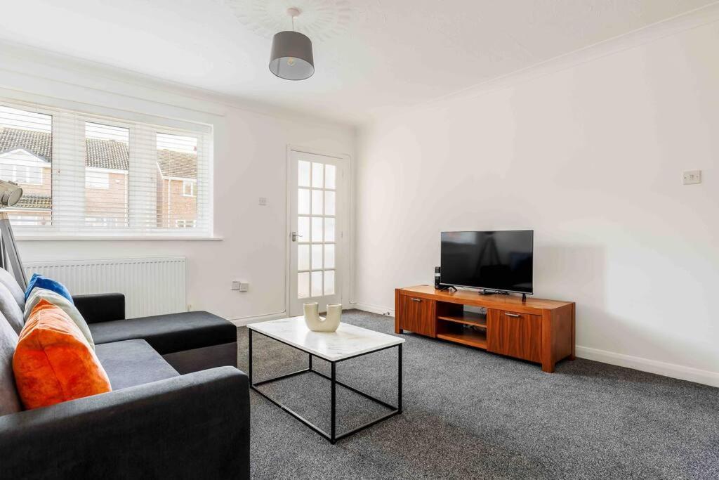 2 Bedroom House-Driveway - Bournemouth Hospital - Long Stay Discounts - Lima Apartments Ltd 外观 照片