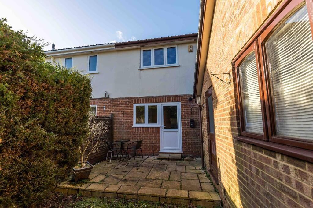 2 Bedroom House-Driveway - Bournemouth Hospital - Long Stay Discounts - Lima Apartments Ltd 外观 照片