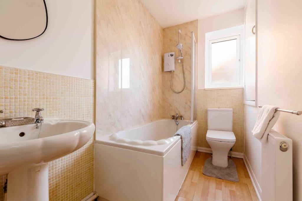 2 Bedroom House-Driveway - Bournemouth Hospital - Long Stay Discounts - Lima Apartments Ltd 外观 照片